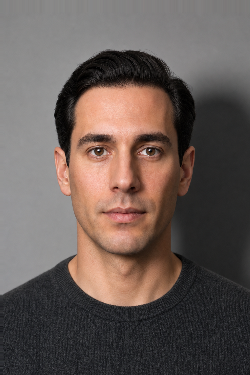 Portrait lit by a 60 cm softbox, moved in — 33° source